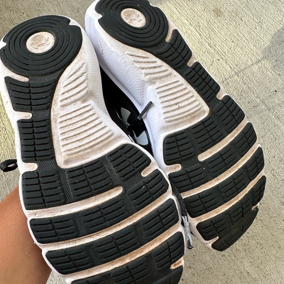 Under Armour Charged Assert 9 Black Youth size 4Y - Picture 4 of 9